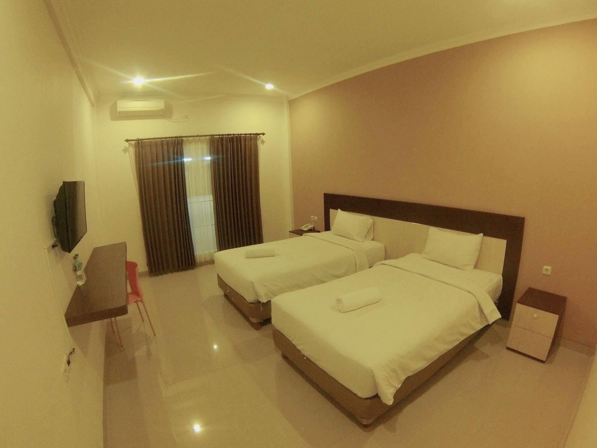 Oyo 90473 Gowin Hotel Kuta Lombok Exterior foto